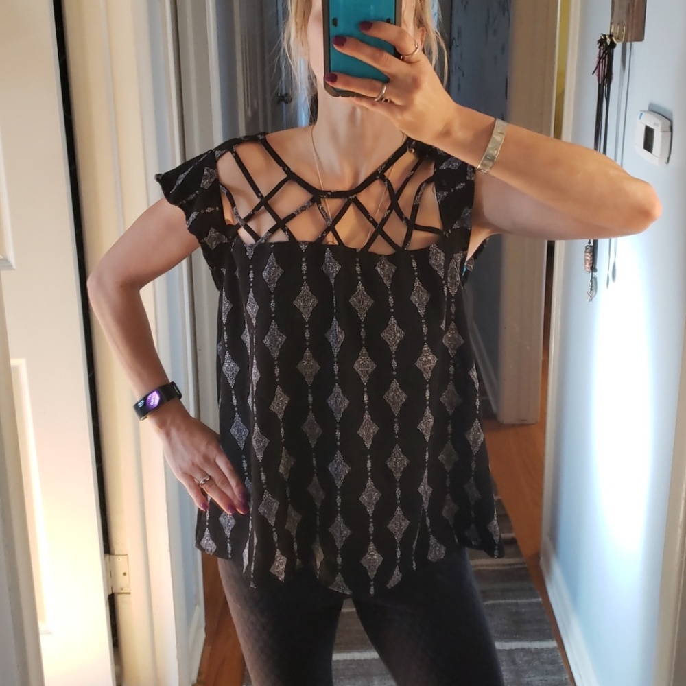 Cute black and white top